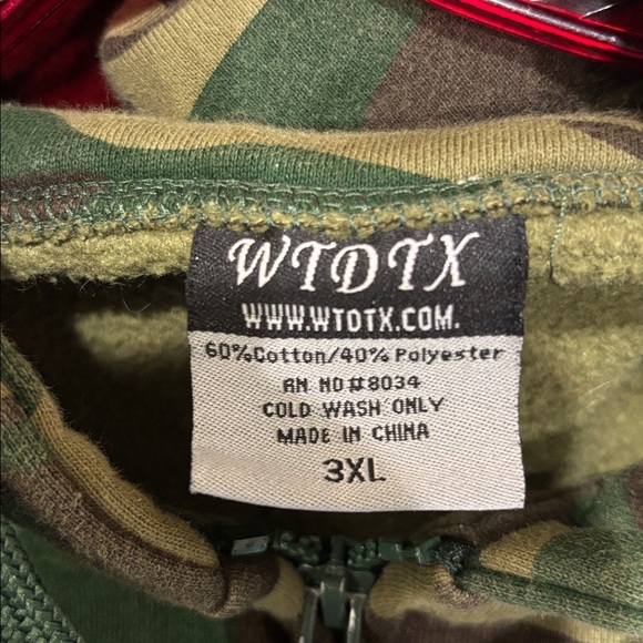 Men's Camouflage Zip-Up Sweater - Picture 2 of 3